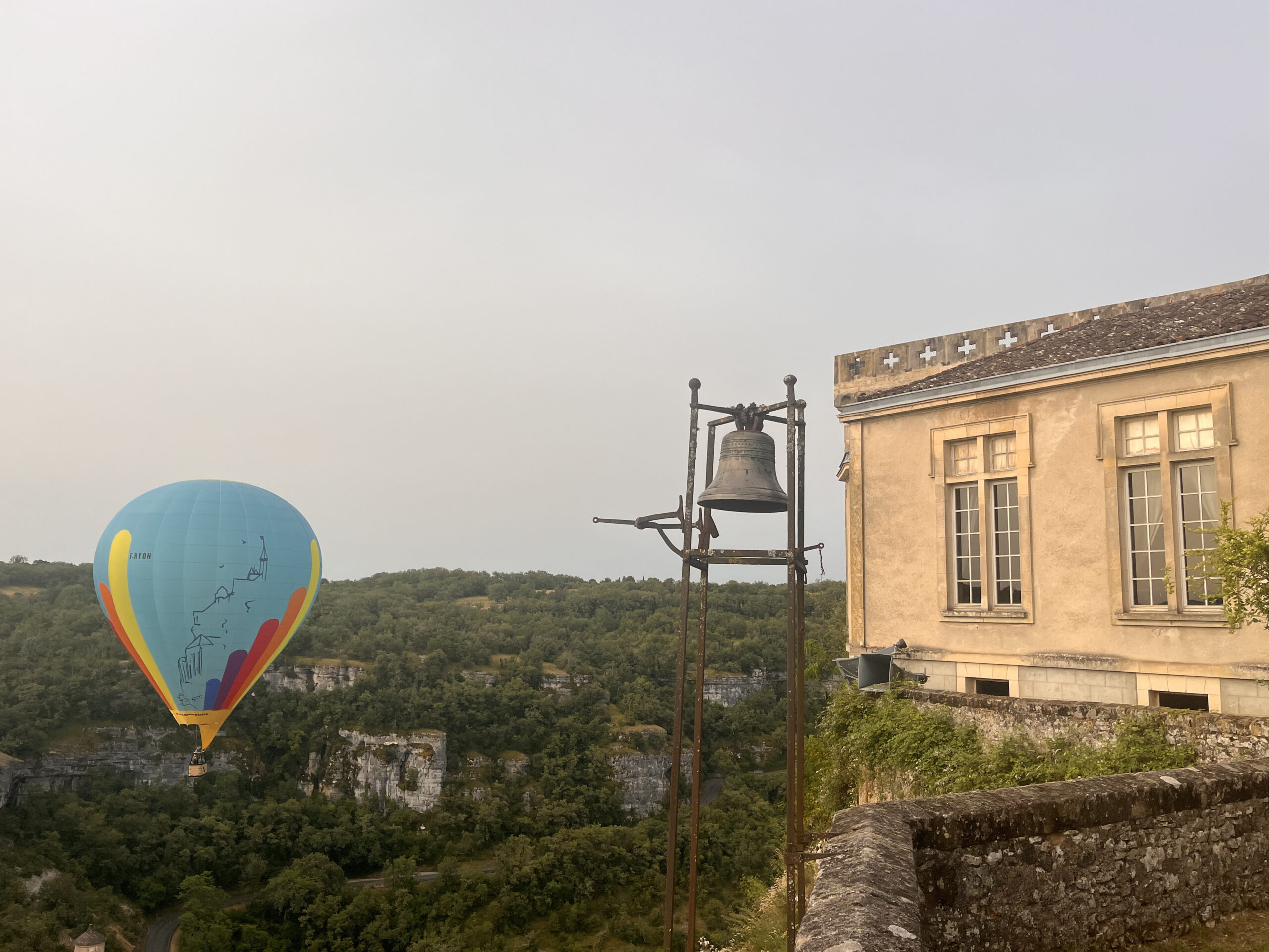 fondation du patrimoine en montgolfière au dessus du château